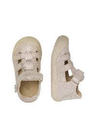 Scarpe per bambini di colore rosa chiaro con design a ritaglio, materiale testurizzato e una fascia in Velcro. Presentano una suola in gomma a contrasto per una buona aderenza.