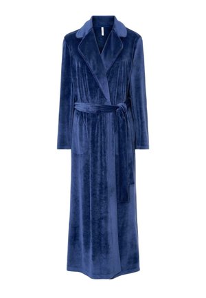 Bata larga de color azul marino hecha de tejido de felpa. Cuenta con un cuello de chal, un cinturón atado en la cintura y dos bolsillos frontales. Textura suave con un ligero brillo.
