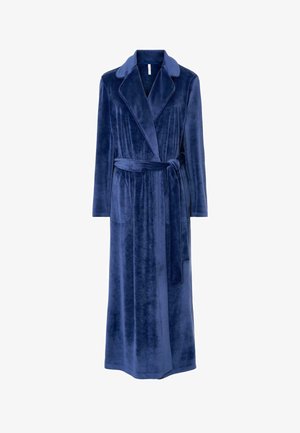 Bata larga de color azul marino hecha de tejido de felpa. Cuenta con un cuello de chal, un cinturón atado en la cintura y dos bolsillos frontales. Textura suave con un ligero brillo.