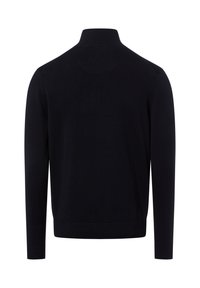 Zwarte trui met lange mouwen, geribde manchetten, zoom en hoge kraag, achteraanzicht op een witte achtergrond.