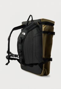 Ορθογώνιο σακίδιο πλάτης σε μαύρο και ελαιοπράσινο χρώμα με επενδεδυμένους ιμάντες, ρυθμιζόμενες πόρπες και το λογότυπο "The North Face" σε έναν από τους ιμάντες.