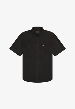 Zwarte korte mouwen blouse met knopen, twee borstzakken met klep en kraag, voorzien van kleine merklabels op de zak en binnenin de kraag.