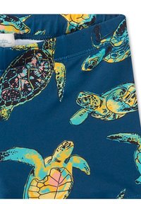 Badehose mit blauem Hintergrund und bunten Schildkrötenmotiven in Grün, Gelb und Pink. Hergestellt aus dehnbarem Stoff, der für Komfort sorgt.