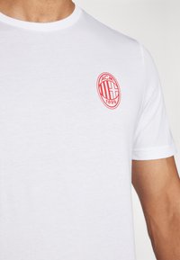 Puma AC MILAN ESSENTIAL - T-shirt con stampa - white/for all time red