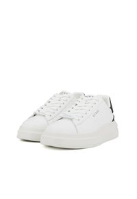 Witte sneakers met een gladde leren bovenkant; platte veters; een dikke, gevoerde buitenzool; een zwart accent bij de hak; en 'GUESS' logo detail.