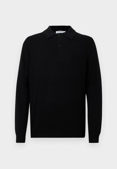 Camisa polo de mangas longas preta, feita de tecido macio, com colarinho pontudo, três botões e punhos com canelado. Textura lisa sem padrões.