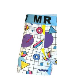 Boxer con un motivo geometrico in colori vivaci, con forme viola, blu, rosa e giallo su uno sfondo a rete bianca. Elastico blu.