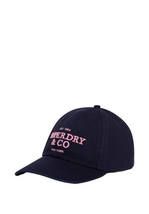 Navy blå baseballkasket med pink "Superdry & Co New York Est 1954" broderet tekst på fronten.