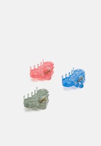 Conjunto de três clipes para cabelo: rosa translúcido, azul e verde, com desenhos florais, formas curvadas e acabamentos em metal para um fecho seguro.