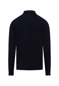 Marineblauwe polo met lange mouwen, voorzien van een klassieke kraag, knoopmanchetten en een soepele textuur zonder zichtbare patronen of versieringen.