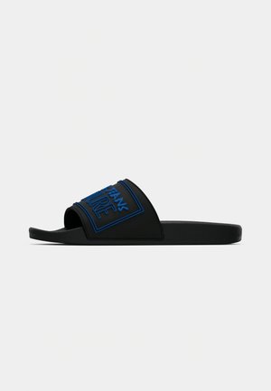 Zwarte slip-on sandaal van rubber, voorzien van een brede band met blauwe tekst. Open neus ontwerp en een gestructureerd voetbed voor comfort.