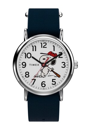 Kerek ezüstóra fehér számlappal, fekete számokkal, fekete mutatókkal, piros másodpercmutatóval, sötétkék szíjjal, és Snoopy-val, aki piros sapkát viselve baseballütőt tart.