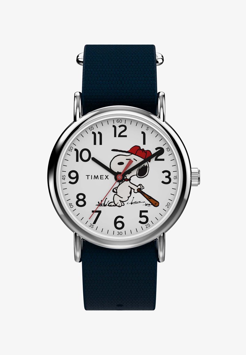 Montre ronde en argent avec cadran blanc, chiffres noirs, aiguilles noires, aiguille des secondes rouge, bracelet bleu marine, et Snoopy tenant une batte de baseball portant une casquette rouge.