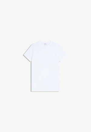 Preprosta bela majica s kratkimi rokavi in okroglim izrezom, položena na ravno površino na belem ozadju.