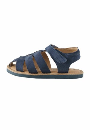 Sandalino per bambini in pelle scamosciata blu con tre cinturini anteriori e cinturino regolabile in Velcro alla caviglia su suola beige.
