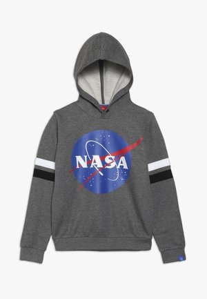 Grå hættetrøje med blå NASA-logo med en rød bue, sorte og hvide stribede detaljer på ærmerne og ribstrikkede manchetter.