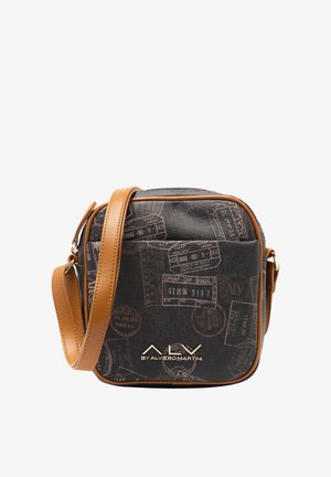 Borsa a tracolla marrone con superficie decorata da timbri di viaggio, completata da un cinturino in ecopelle e dettaglio logo dorato.