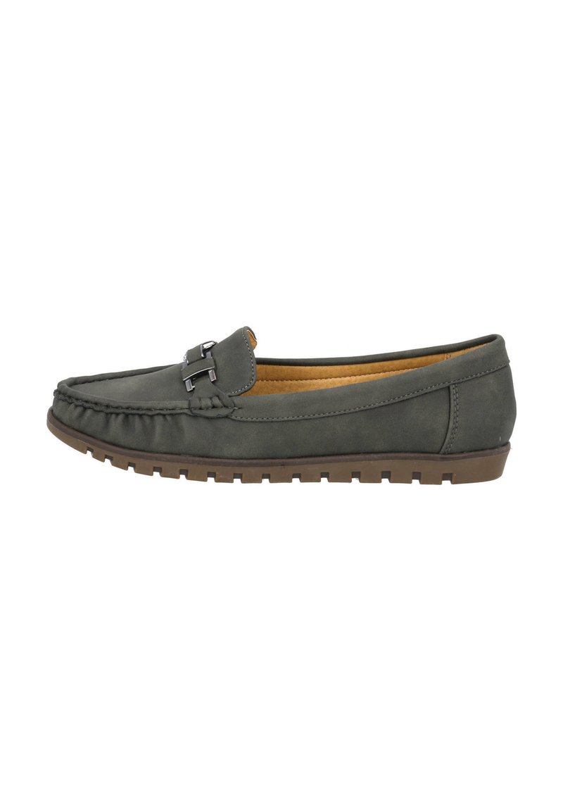 Mocasín de piel gris con punta redondeada, hebilla decorativa de plata, costura texturizada a lo largo de la parte superior y una suela de goma de bajo perfil con patrón.