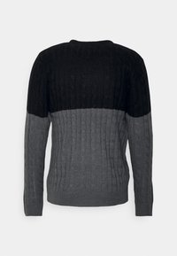 Herren-Langarm-Pullover aus Kabelstrick mit schwarzem Oberteil und dunkelgrauem Unterteil, von hinten präsentiert.