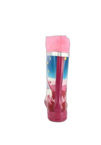 Roze rubberen regenlaars met een glanzende afwerking, voorzien van een speelse eenhoornontwerp en een kleurrijk landschap, met zilveren accenten aan de bovenkant.