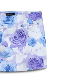 Blumiger Rock mit großen lila und blauen Aquarellrosen auf weißem Hintergrund. Hergestellt aus glattem Stoff mit einem verdeckten Reißverschluss und Gesäßtaschen.