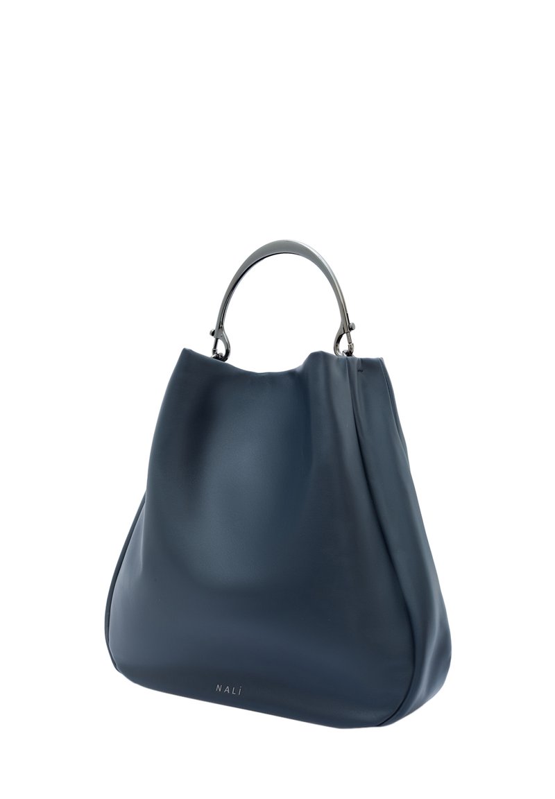 Blå läderhandväska med en böjd form, silverfärgad hårdvara och en framträdande logotyp längst ner. Slät textur med minimal detaljering.