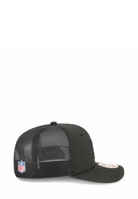Schwarze Trucker-Kappe mit solidem Frontteil und Netzrücken. Verfügt über einen flachen Schirm und ein NFL-Logo-Patch an der Seite. Strukturierten Stoffdetails.