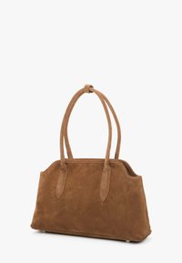 Brązowa torba na ramię ze skóry zamszowej z dwoma zakrzywionymi uchwytami, prostokątnym kształtem i gładką fakturą. Posiada subtelne logo z przodu i brak widocznych elementów metalowych.