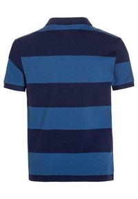 Marineblau gestreiftes Polohemd mit klassischem Kragen, kurzen Ärmeln und strukturiertem Stoff, das horizontale Streifen in unterschiedlichen Breiten aufweist.
