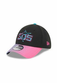 Casquette noire avec une visière en dégradé de rose et de violet, brodée du logo 305 et d'un requin en turquoise et rose, ainsi qu'un petit logo New Era rose sur le côté.