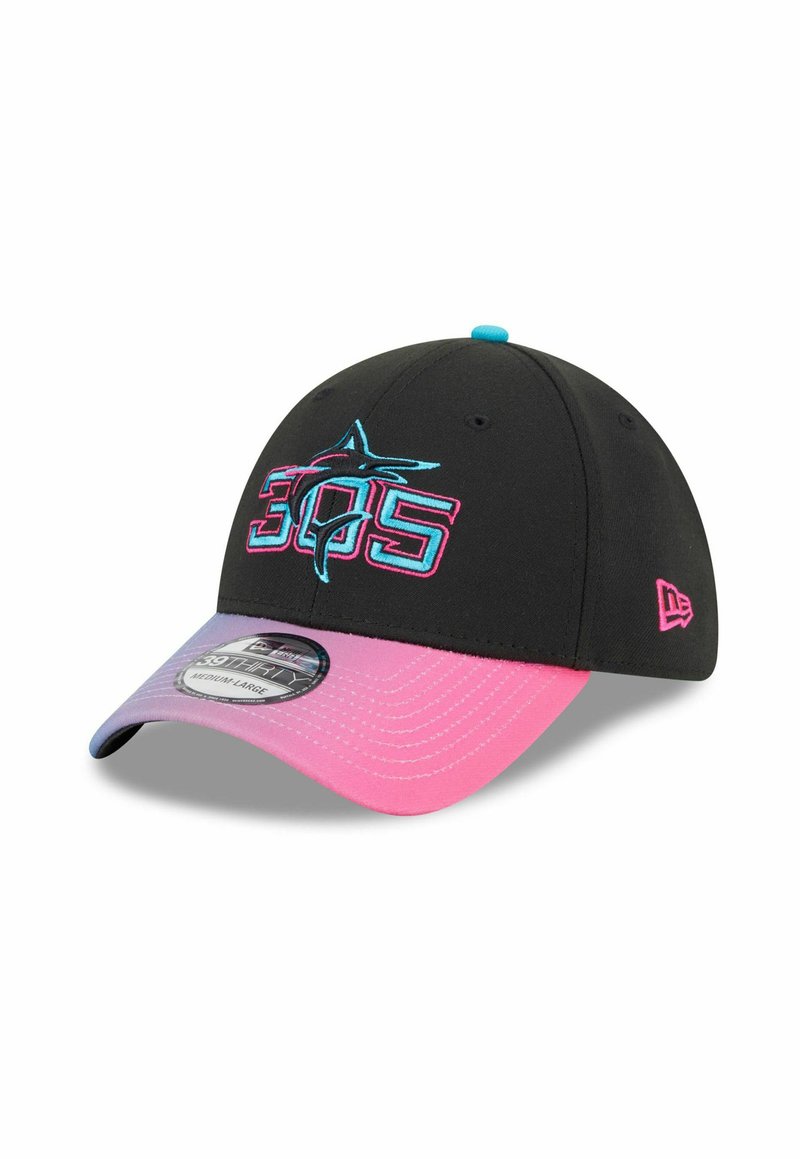 Casquette noire avec une visière en dégradé de rose et de violet, brodée du logo 305 et d'un requin en turquoise et rose, ainsi qu'un petit logo New Era rose sur le côté.