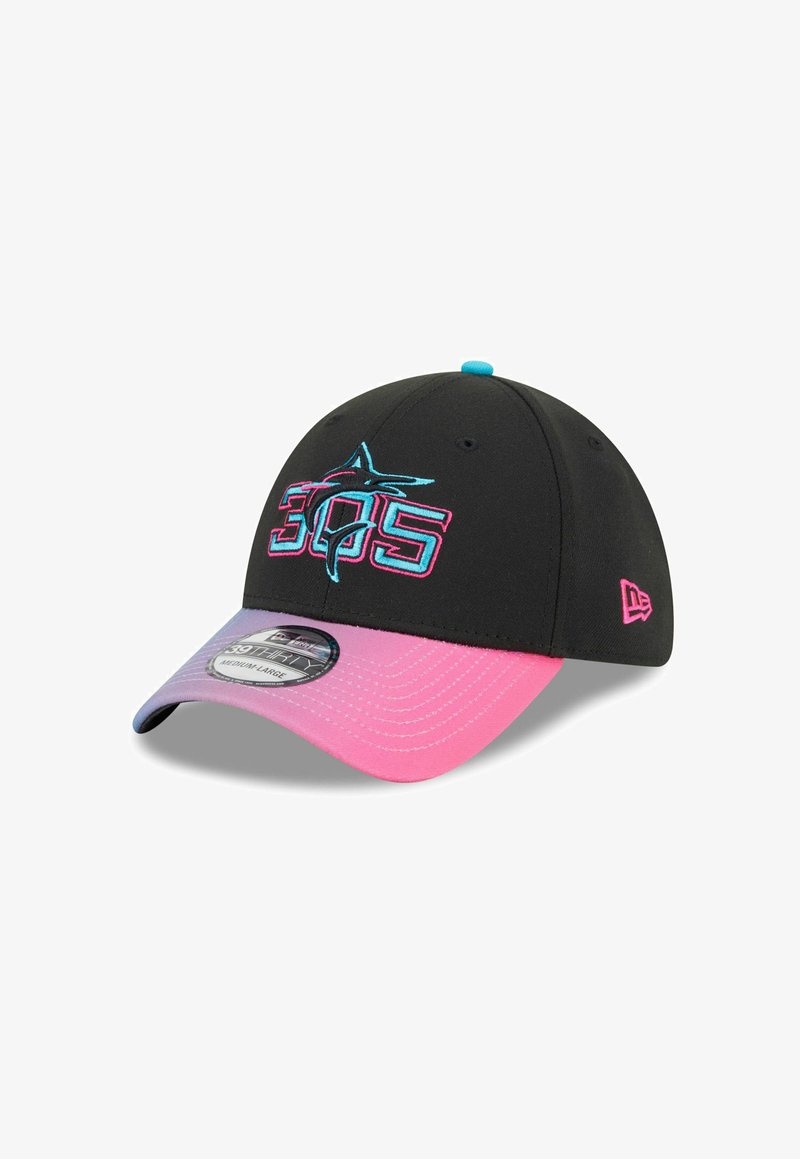 Casquette noire avec une visière en dégradé de rose et de violet, brodée du logo 305 et d'un requin en turquoise et rose, ainsi qu'un petit logo New Era rose sur le côté.