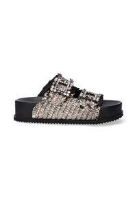 Sandalias trenzadas en negro y plata con dos correas de hebilla, un material texturizado en la parte superior y una suela gruesa negra con un patrón estriado.