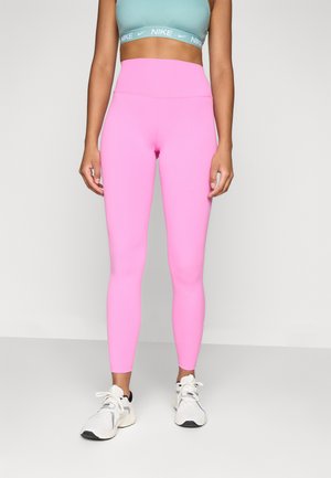 Rosa treningsbukser med høy midje og glatt, elastisk stoff, sammen med en lyseblå sports-bh med et merket elastisk bånd.