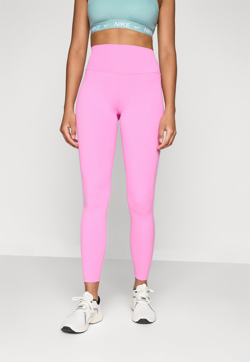 Rosa atletiska leggings med hög midja och mjuk, stretchig tyg, kombinerat med en ljusblå sportbehå med ett märkesband.