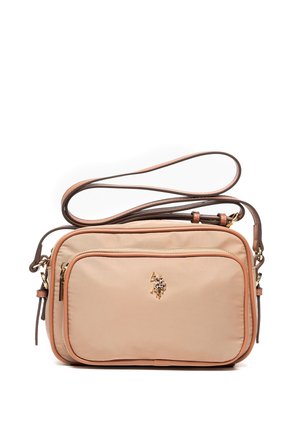 Bolso bandolera rectangular beige con bolsillo frontal con cremallera, ribete marrón, emblema dorado de jinete a caballo y correa marrón ajustable.