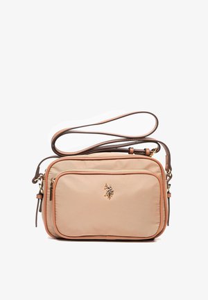 Bolso bandolera rectangular beige con bolsillo frontal con cremallera, ribete marrón, emblema dorado de jinete a caballo y correa marrón ajustable.