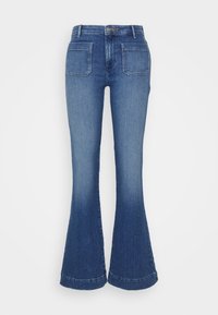 Jean flare en denim bleu moyen, avec taille haute, cinq poches et ourlet cousu. Texture lisse avec un léger délavage vers le genou.