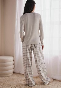 Next SET - REGULAR FIT - Pyžamová súprava - grey star check