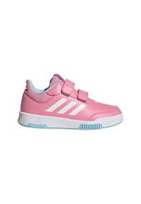 Zapatilla deportiva rosa con parte superior de cuero sintético, dos correas de velcro, logo de tres rayas en blanco y detalles en azul claro en la suela y el forro.