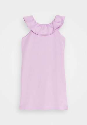 Ärmelloses hellviolettes Kleid mit gerafftem Ausschnitt und geradem Saum, vor weißem Hintergrund präsentiert.