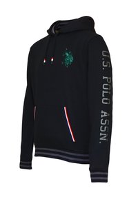Sudadera con capucha negra, con un logo bordado en verde, cordones, bolsillos laterales con acentos en rojo, blanco y azul, y puños a rayas.