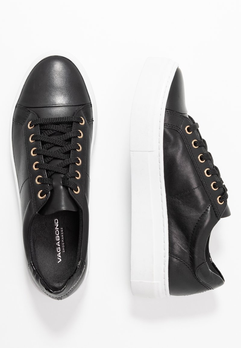 Schwarze Ledersneaker mit glatter Oberfläche, goldenen Ösen, schwarzen Schnürsenkeln und einer dicken weißen Gummisohle. Runde Zehenform und minimales Design.