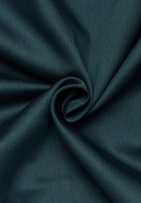 Tessuto verde scuro con una texture liscia, caratterizzato da un sottile motivo di tessitura diagonale, arrotolato strettamente a forma di spirale.