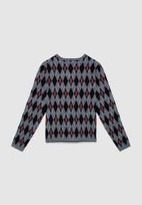 Grauer Langarmpullover mit einem Argyle-Muster in Schwarz, Burgund und Hellgrau. Gerippter Kragen und Bündchen mit einer engen Passform.