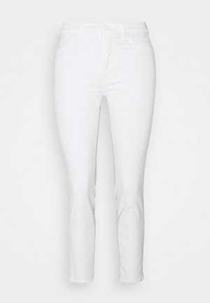 Jean en denim blanc avec une coupe slim, design à cinq poches, taille standard avec fermeture par bouton, et ourlet retroussé pour un look ajusté.