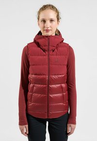 Rote isolierte Steppweste mit Kapuze, ausgestattet mit einem Reißverschluss, verstellbaren Kordeln und horizontalen Steppabschnitten.