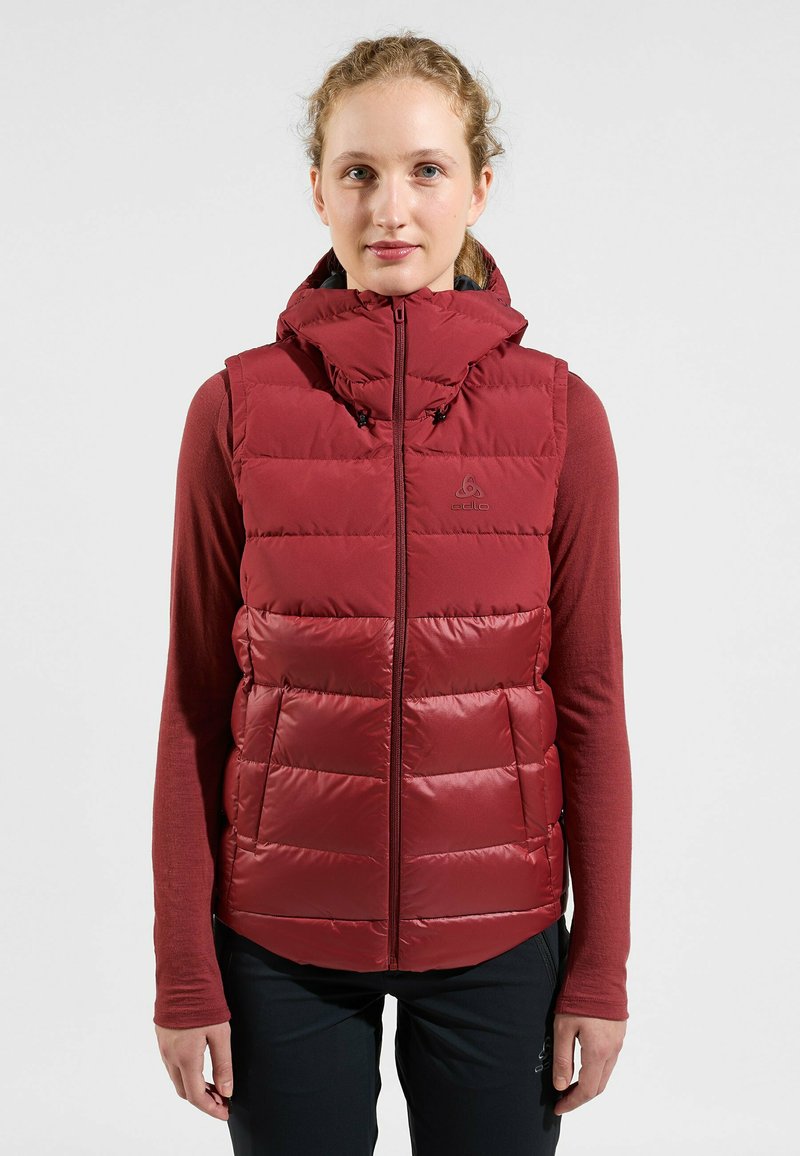 Rote isolierte Steppweste mit Kapuze, ausgestattet mit einem Reißverschluss, verstellbaren Kordeln und horizontalen Steppabschnitten.