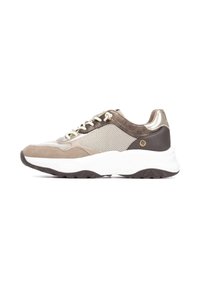 Zapatillas que combinan ante beige y malla, con un talón marrón oscuro, detalles en dorado y una suela texturizada blanca.