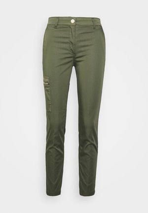 Olivgrüne Slim-Fit-Hosen mit Knopfverschluss, Gürtelschlaufen, Vordertaschen und einer mit Reißverschluss versehenen Cargo-Tasche am rechten Oberschenkel.